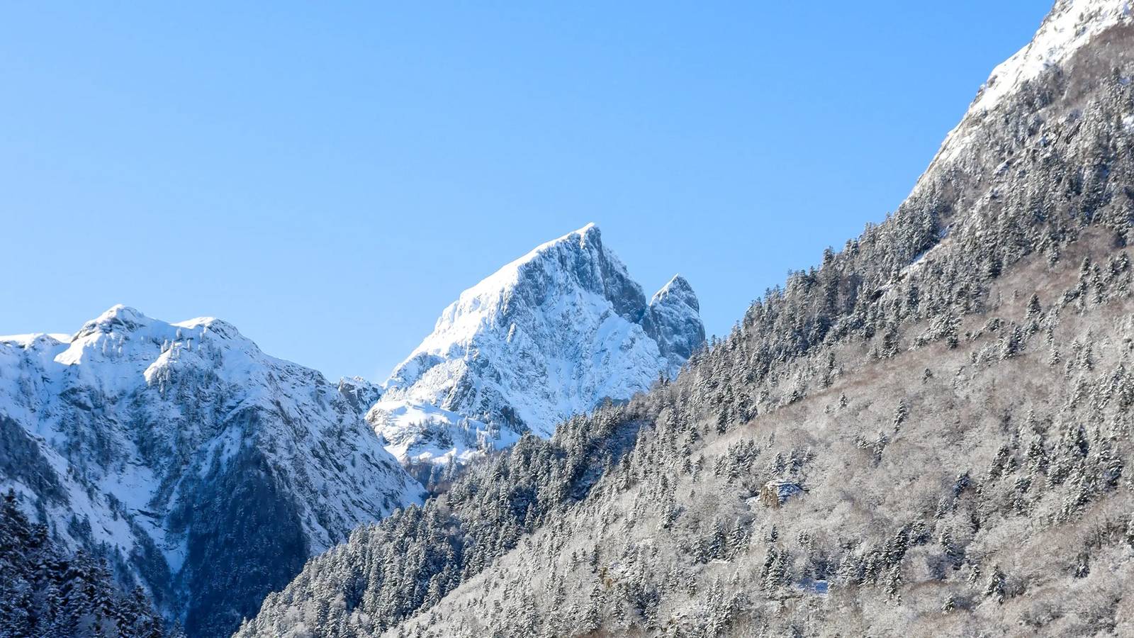 比利牛斯山雪峰景色