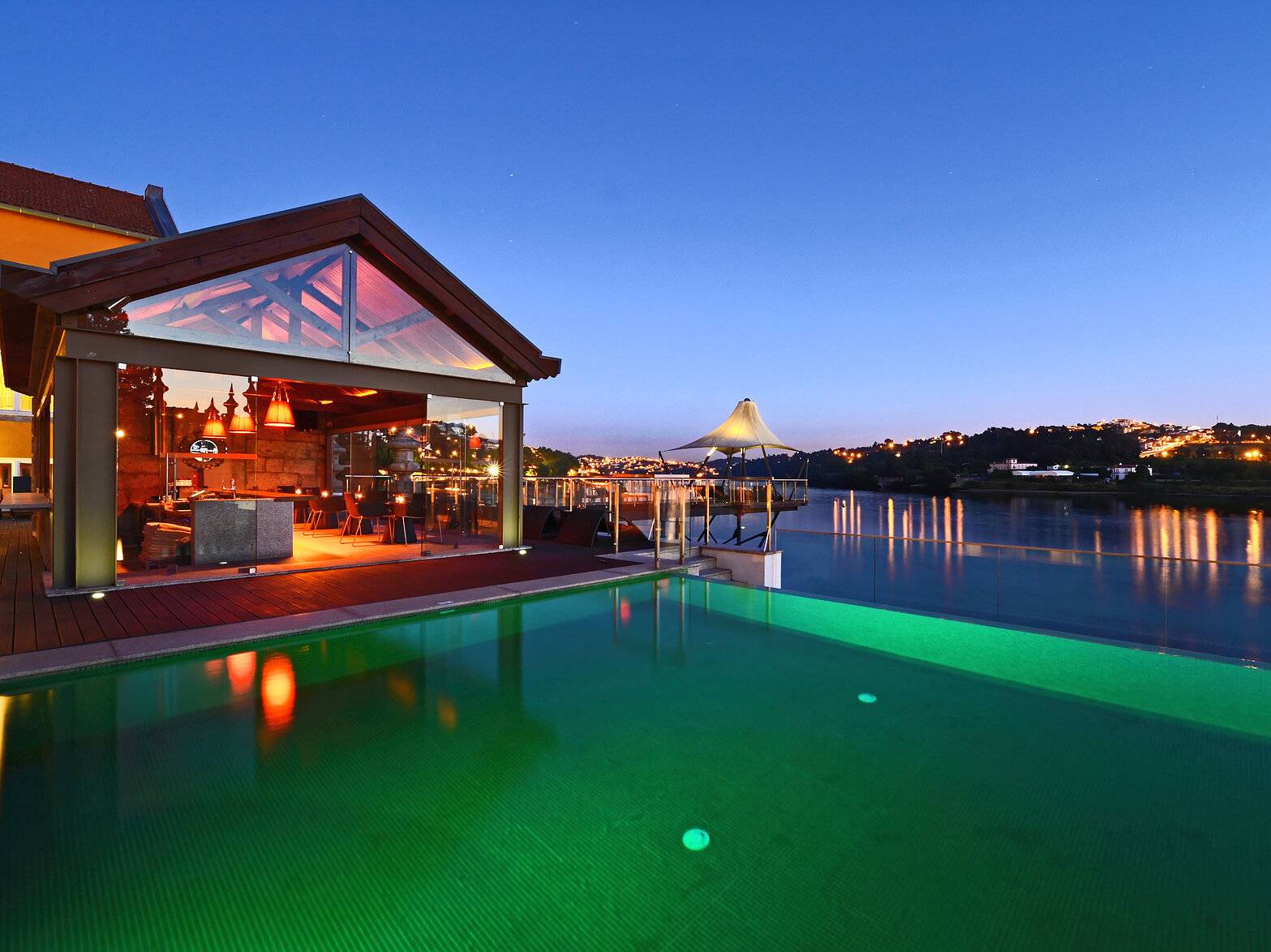 Promenade Pool & Lounge 夜晚的河畔泳池與酒廊