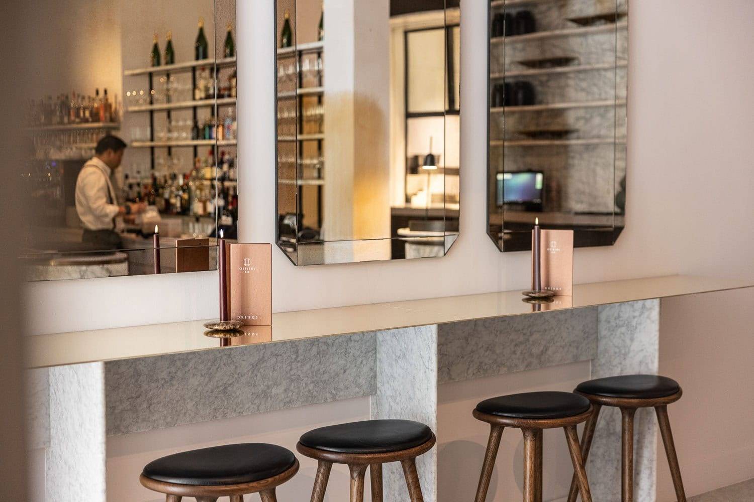 根特 Pillows Grand Boutique Hotel Reylof Olivers Bar 的吧台與高腳椅