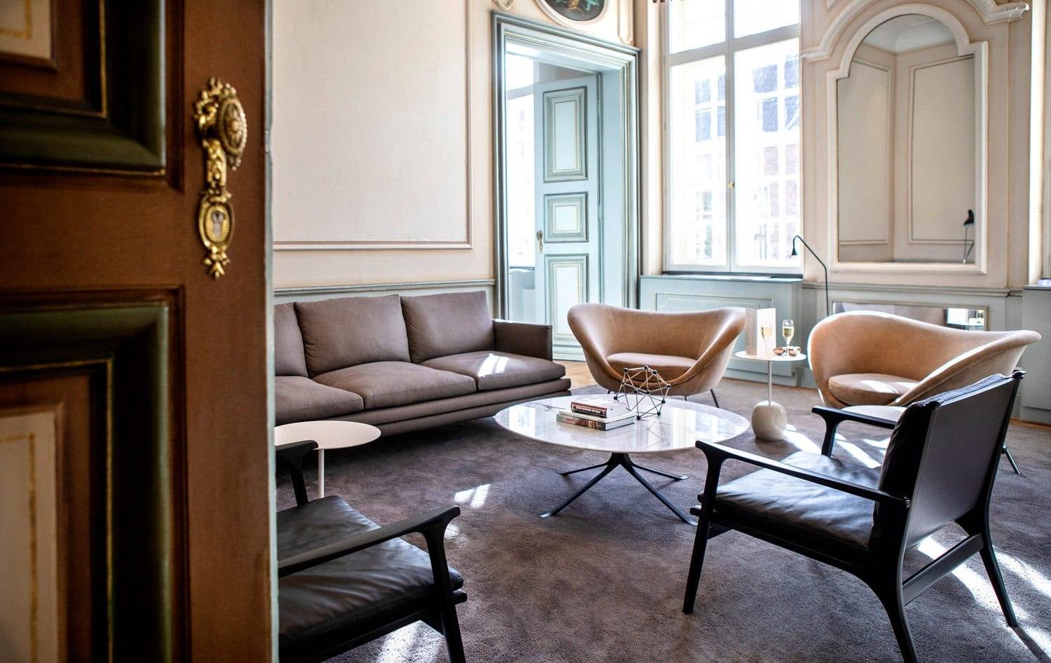 根特 Pillows Grand Boutique Hotel Reylof The Living 的沙發座位與古典木門
