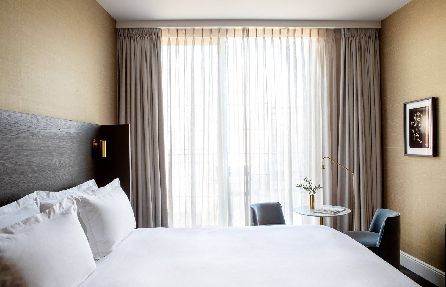 根特 Pillows Grand Boutique Hotel Reylof Luxury Room 的雙人床與落地窗簾