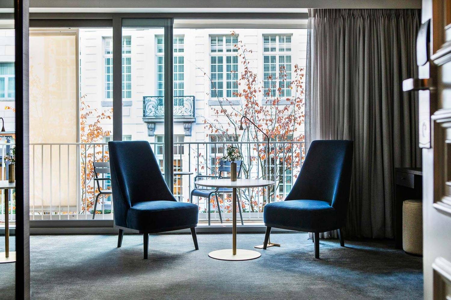 根特 Pillows Grand Boutique Hotel Reylof 附陽台客房的座椅與窗外街景