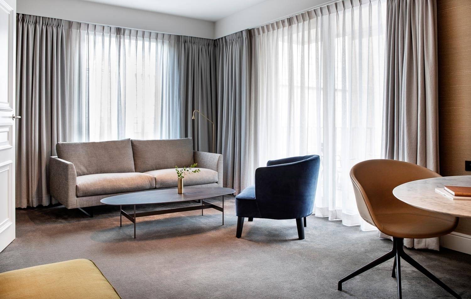 根特 Pillows Grand Boutique Hotel Reylof Pillows Suite 的起居區沙發與餐桌