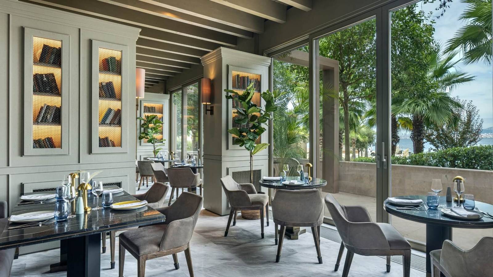 EMA's Dining Room 餐廳與窗外海景
