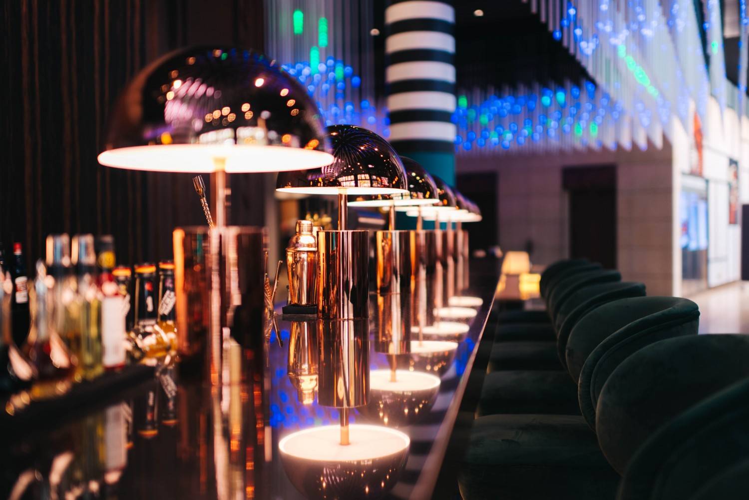 柏林 Pullman Berlin Schweizerhof BLEND 餐廳吊燈與座位