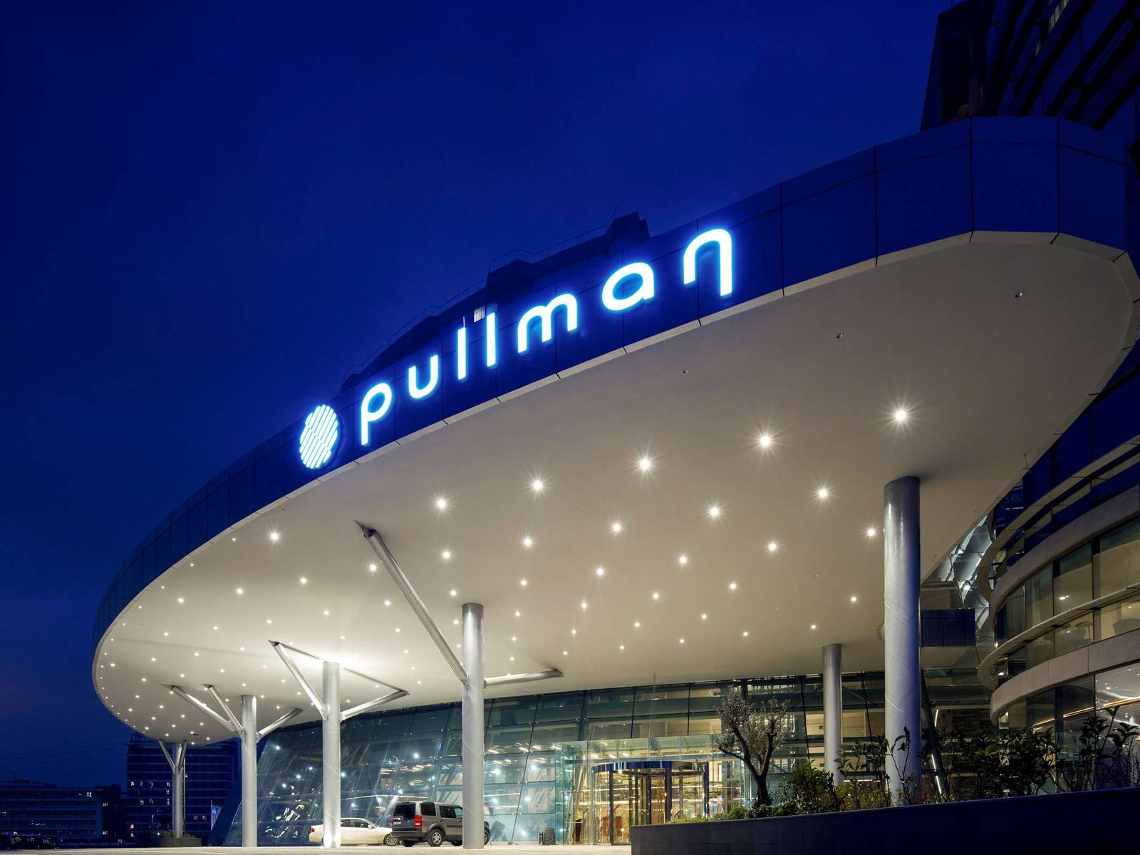 伊斯坦堡 Pullman 酒店夜間入口車道