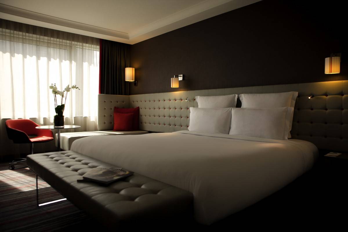 Pullman London St Pancras 客房大床與窗邊座位