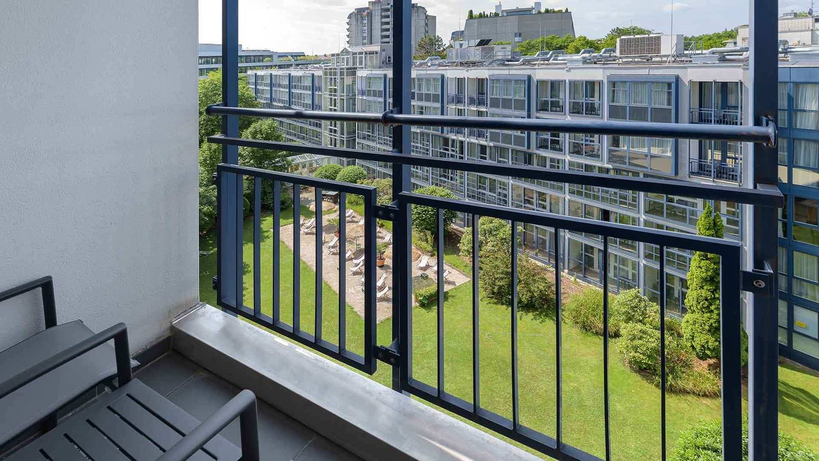 慕尼黑 Pullman Munich 客房陽台看向綠意中庭