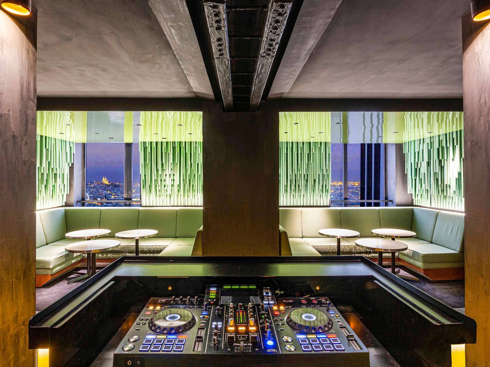 Pullman Paris Montparnasse Skybar 室內酒吧座位區