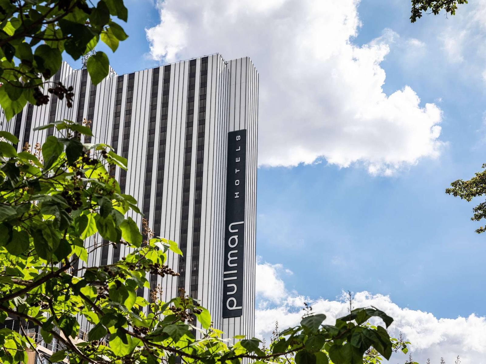 Pullman Paris Montparnasse 大樓外觀與 Pullman 招牌