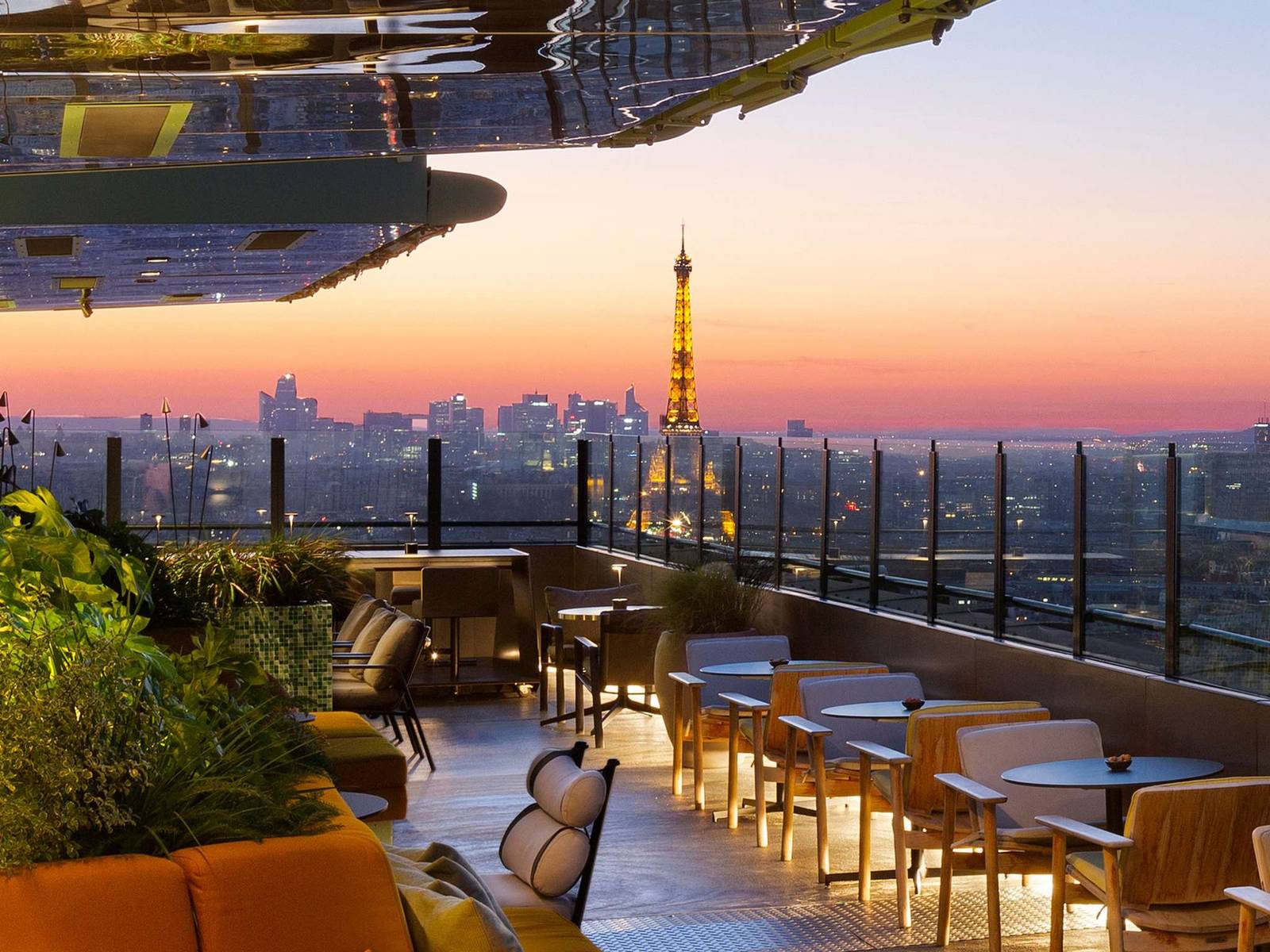 Pullman Paris Montparnasse 32 樓 Skybar 露天頂樓遠望艾菲爾鐵塔