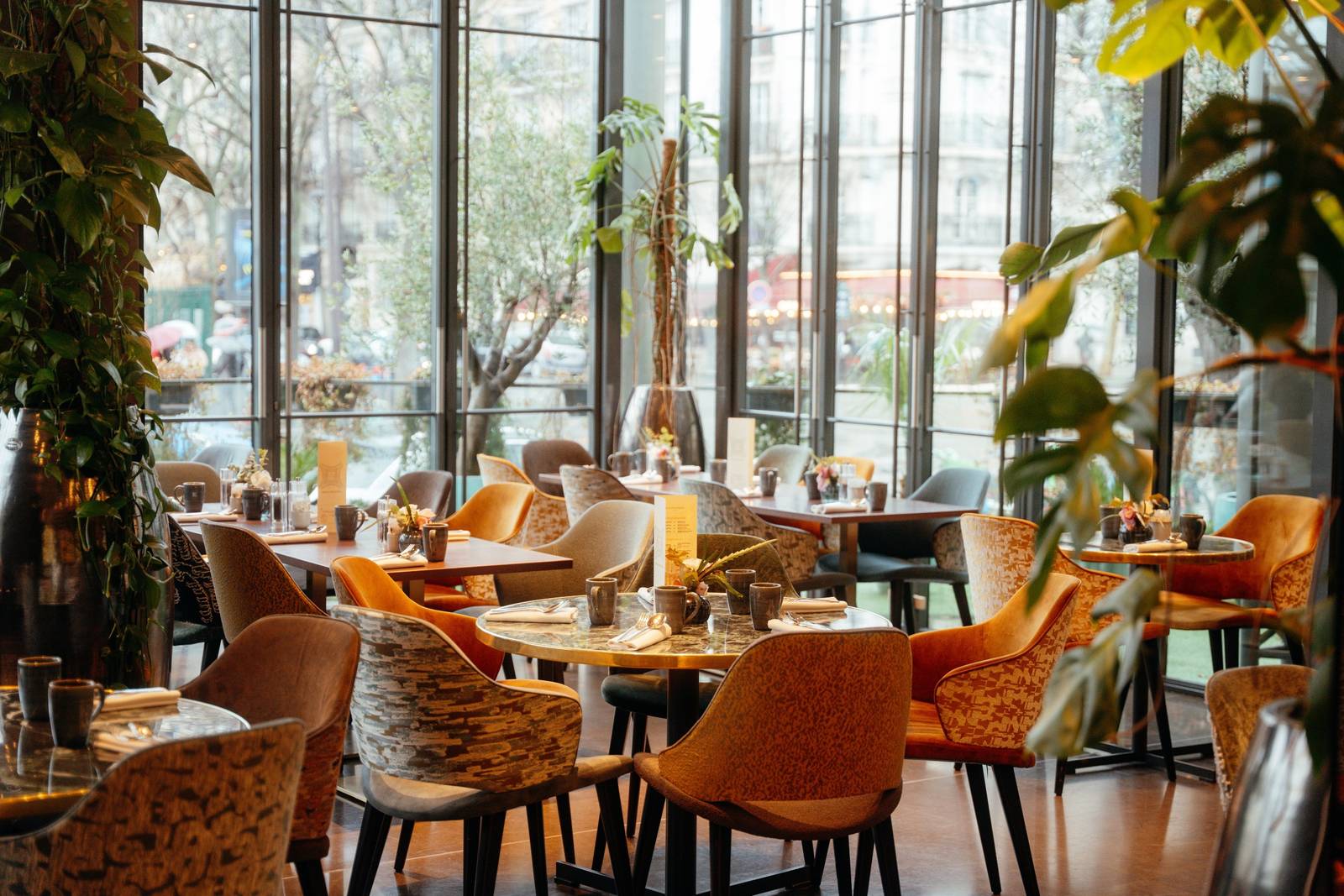 Pullman Paris Eiffel Tower Frame 餐廳窗邊座位