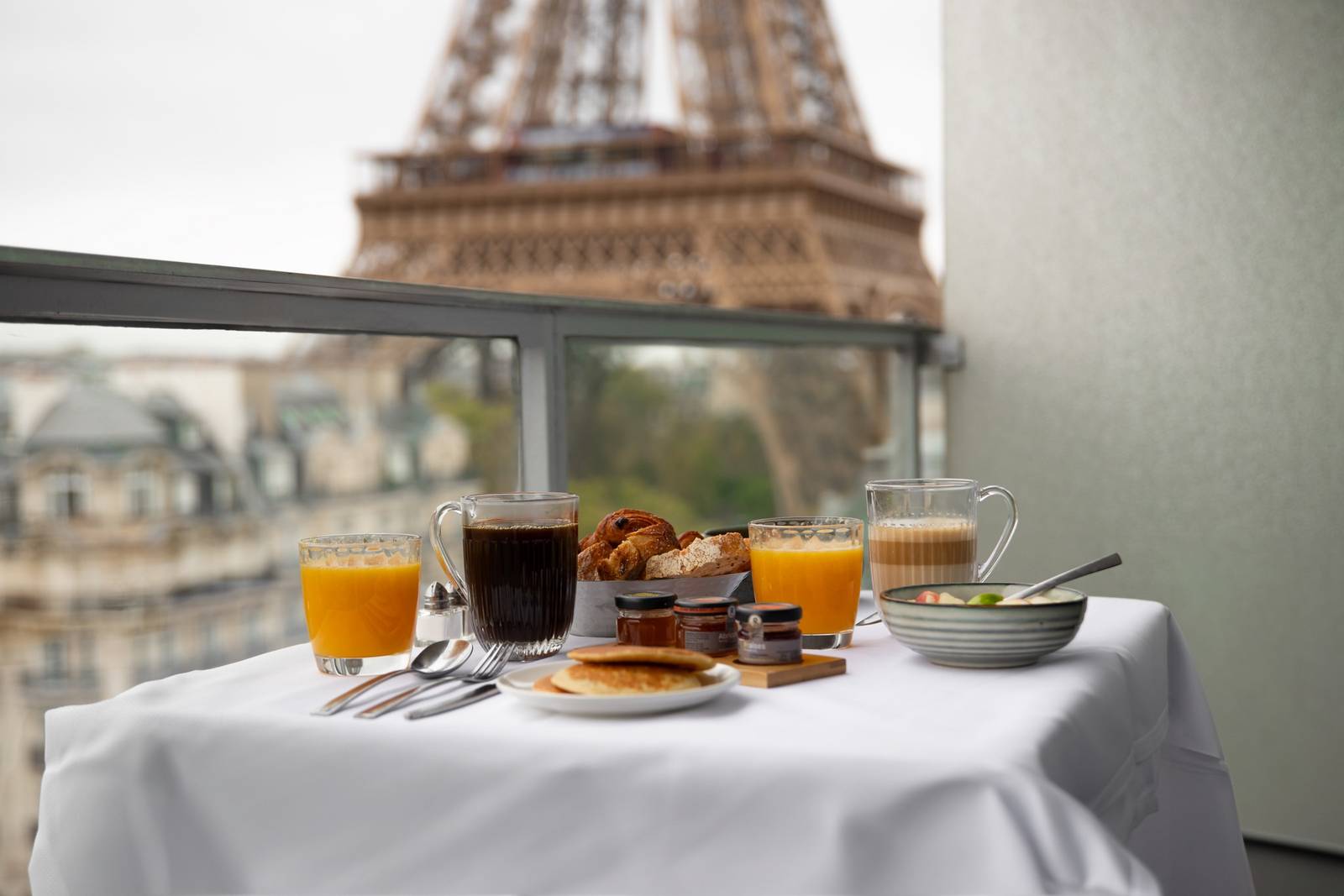 Pullman Paris Eiffel Tower 陽台上的客房早餐