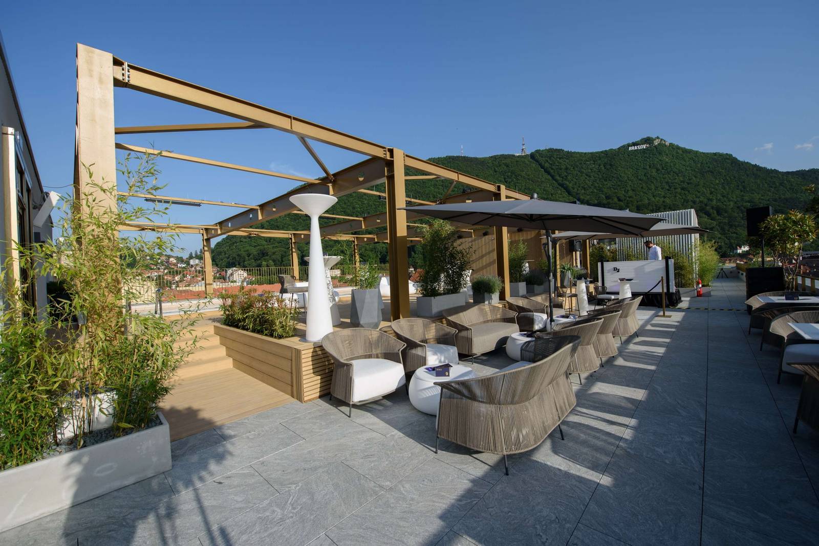 布拉索夫 Radisson Blu Aurum Hotel 頂樓 Etheris SkyBar 露台與山景