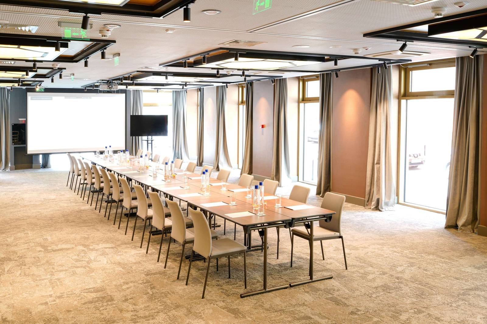 布拉索夫 Radisson Blu Aurum Hotel 會議室長桌布置