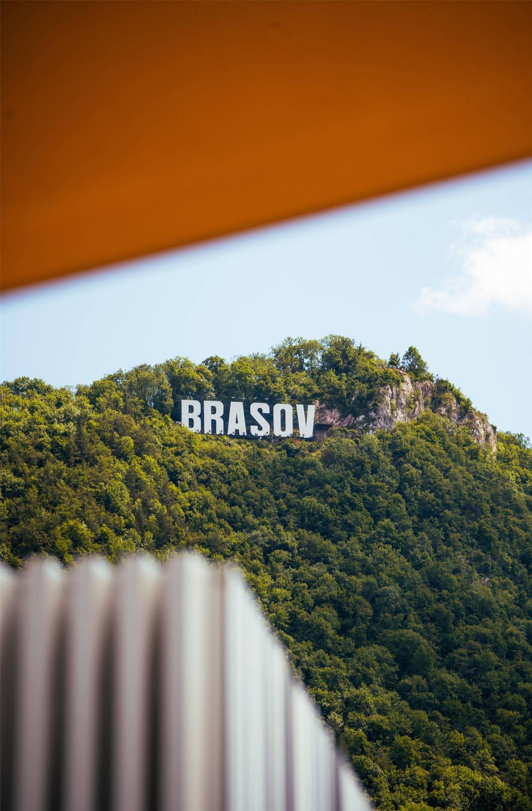從 Radisson Blu Aurum Hotel 望向坦帕山與山上的 BRASOV 字樣