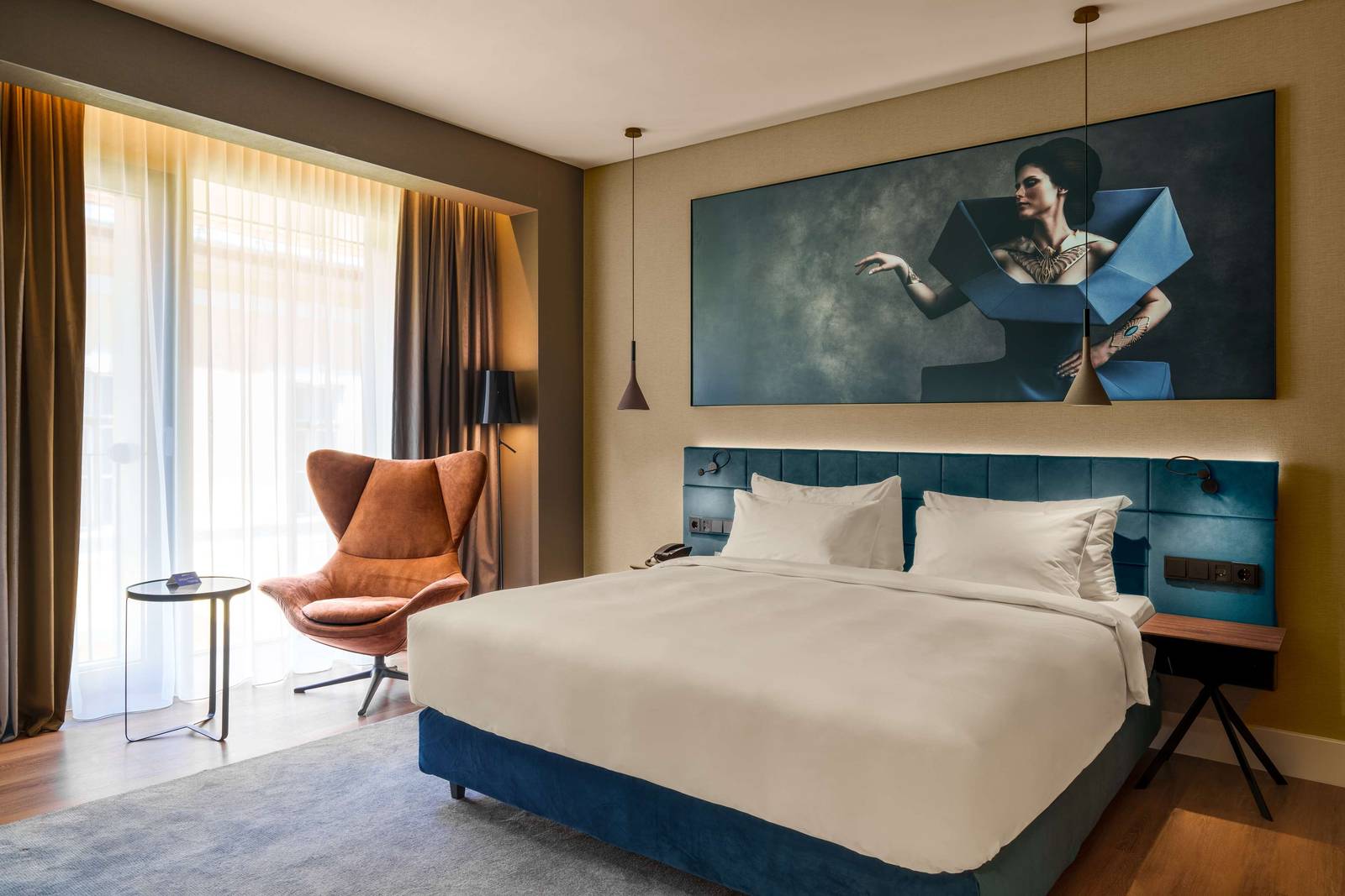 布拉索夫 Radisson Blu Aurum Hotel 客房大床與藝術掛畫
