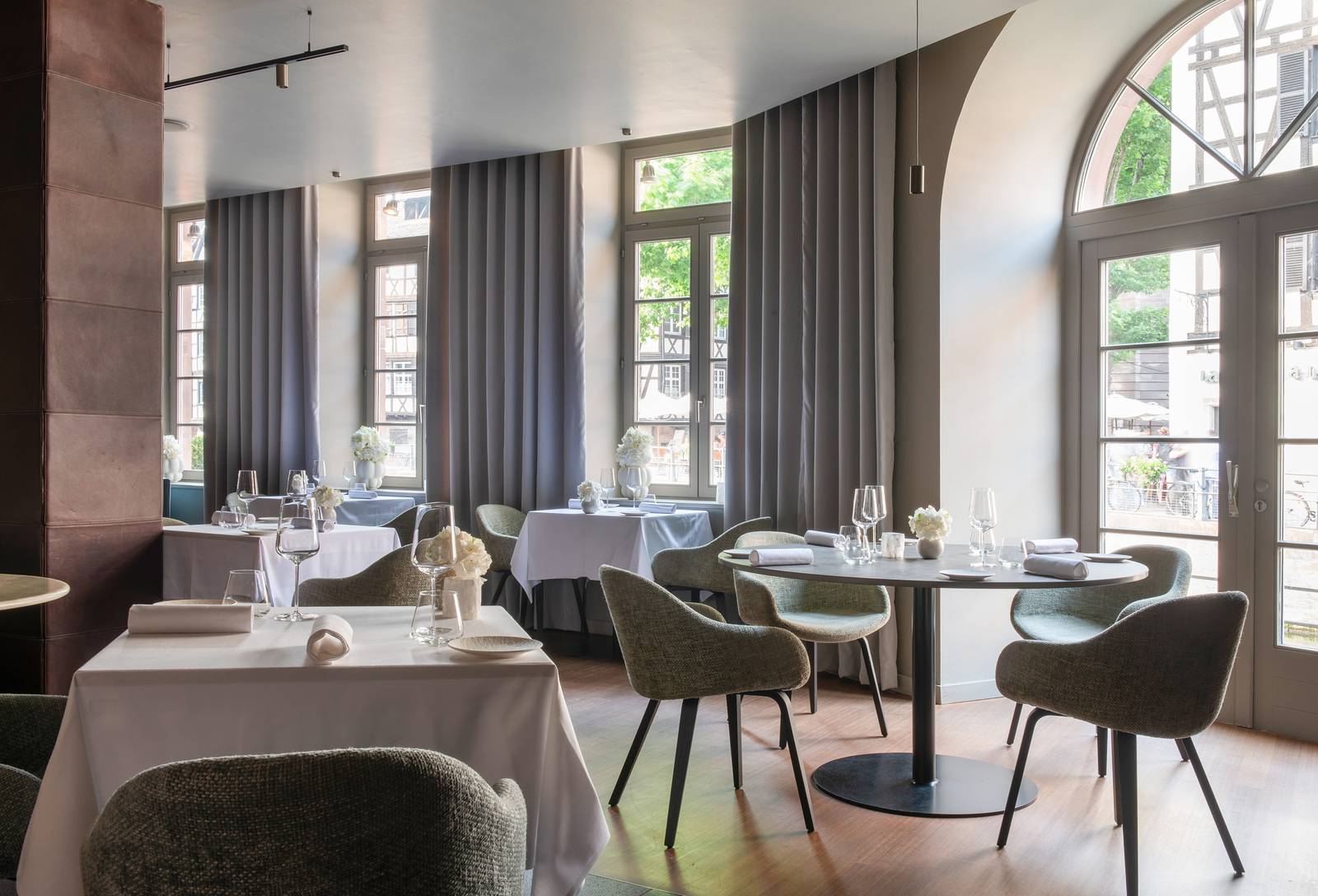 史特拉斯堡 Régent Petite France 餐廳拱窗旁的餐桌