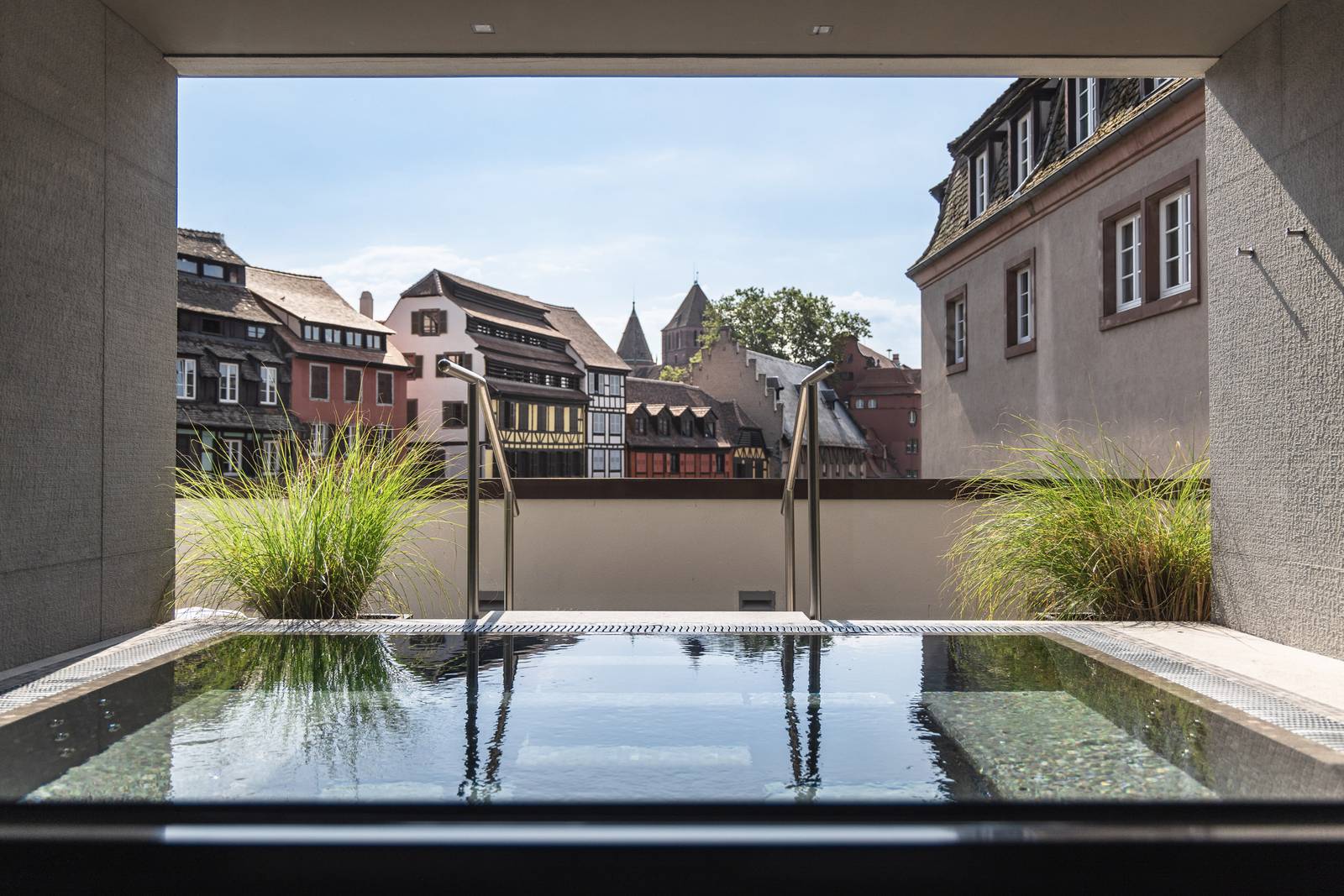 史特拉斯堡 Régent Petite France Spa 戶外按摩池與老城屋頂