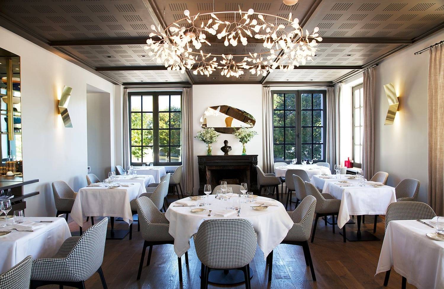 Relais de Chambord 水晶燈與白桌巾的餐廳