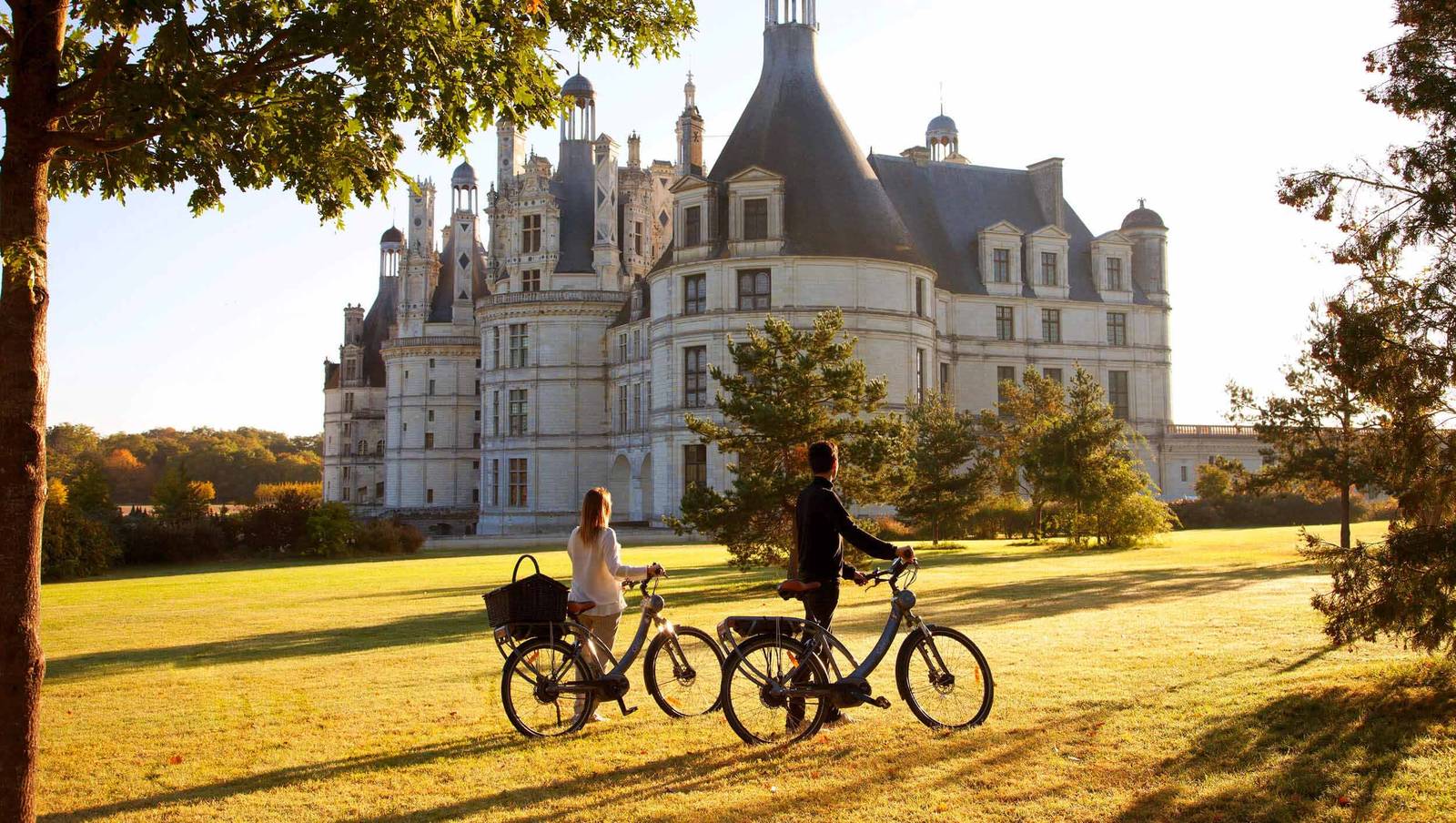 Relais de Chambord 住客在香波堡前騎單車