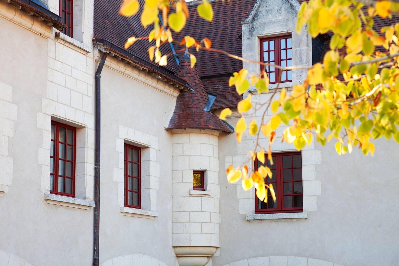 Relais de Chambord 紅色窗框的白色石砌外牆與塔樓