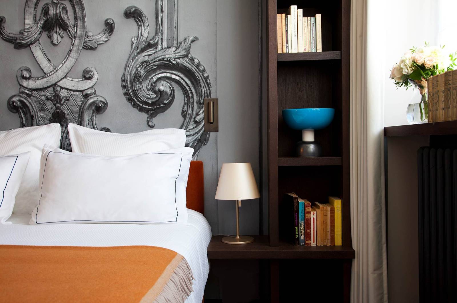Relais de Chambord Cosy 客房的雙人床與牆面雕刻掛畫