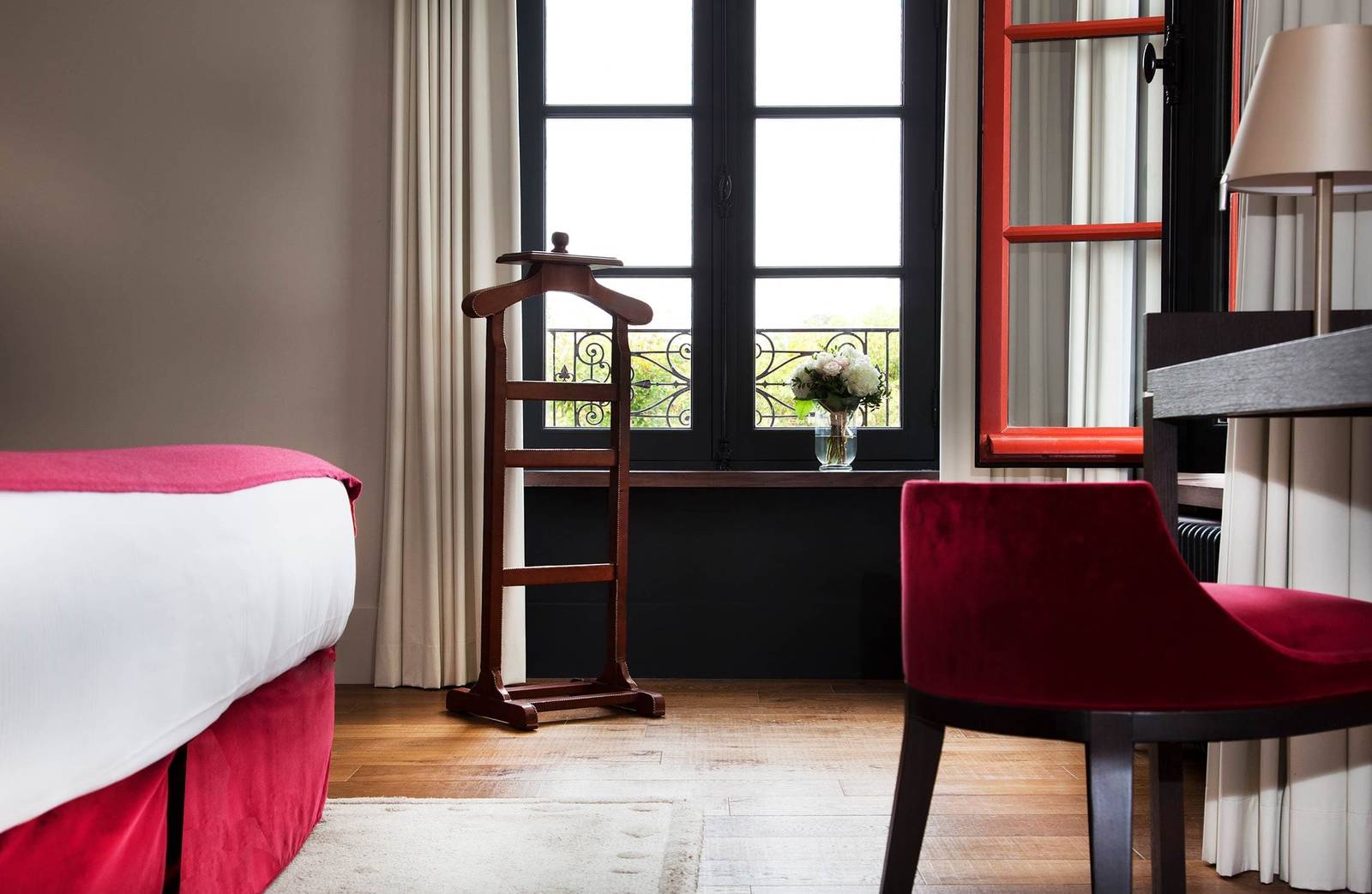 Relais de Chambord 紅色窗框的城堡景 Junior Suite