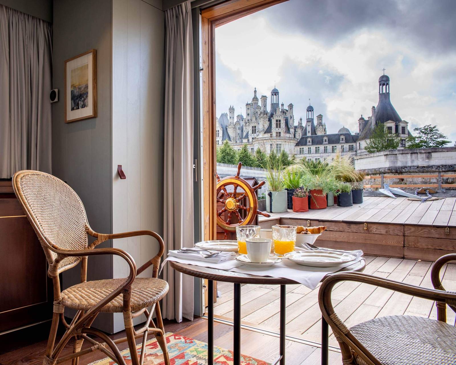 Relais de Chambord La Toue du Relais 船屋甲板與遠方的香波堡