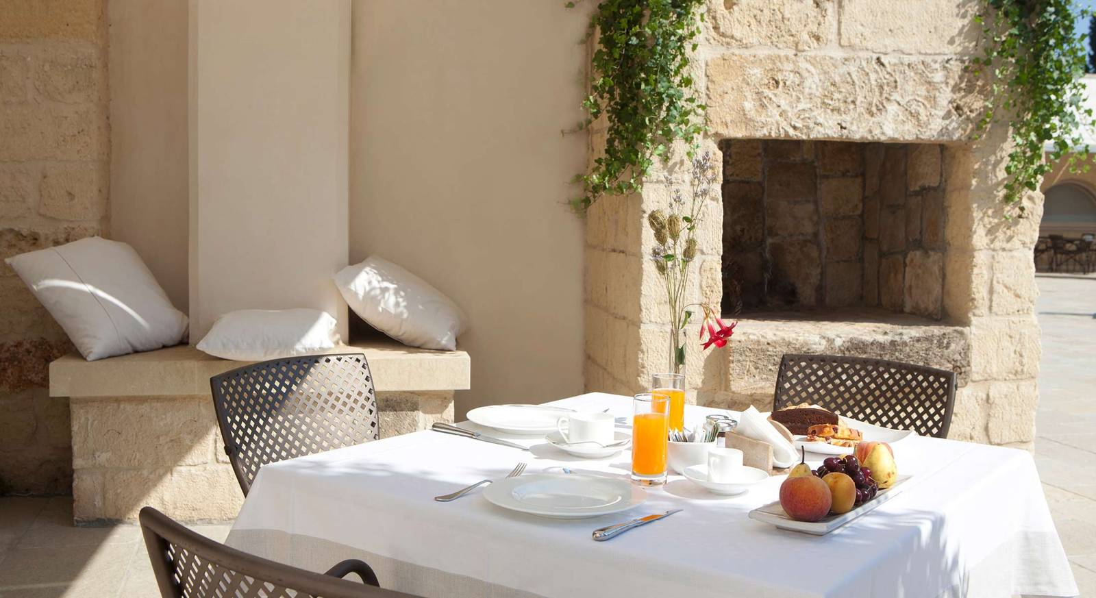 Relais San Clemente 石牆壁爐旁的早餐座位