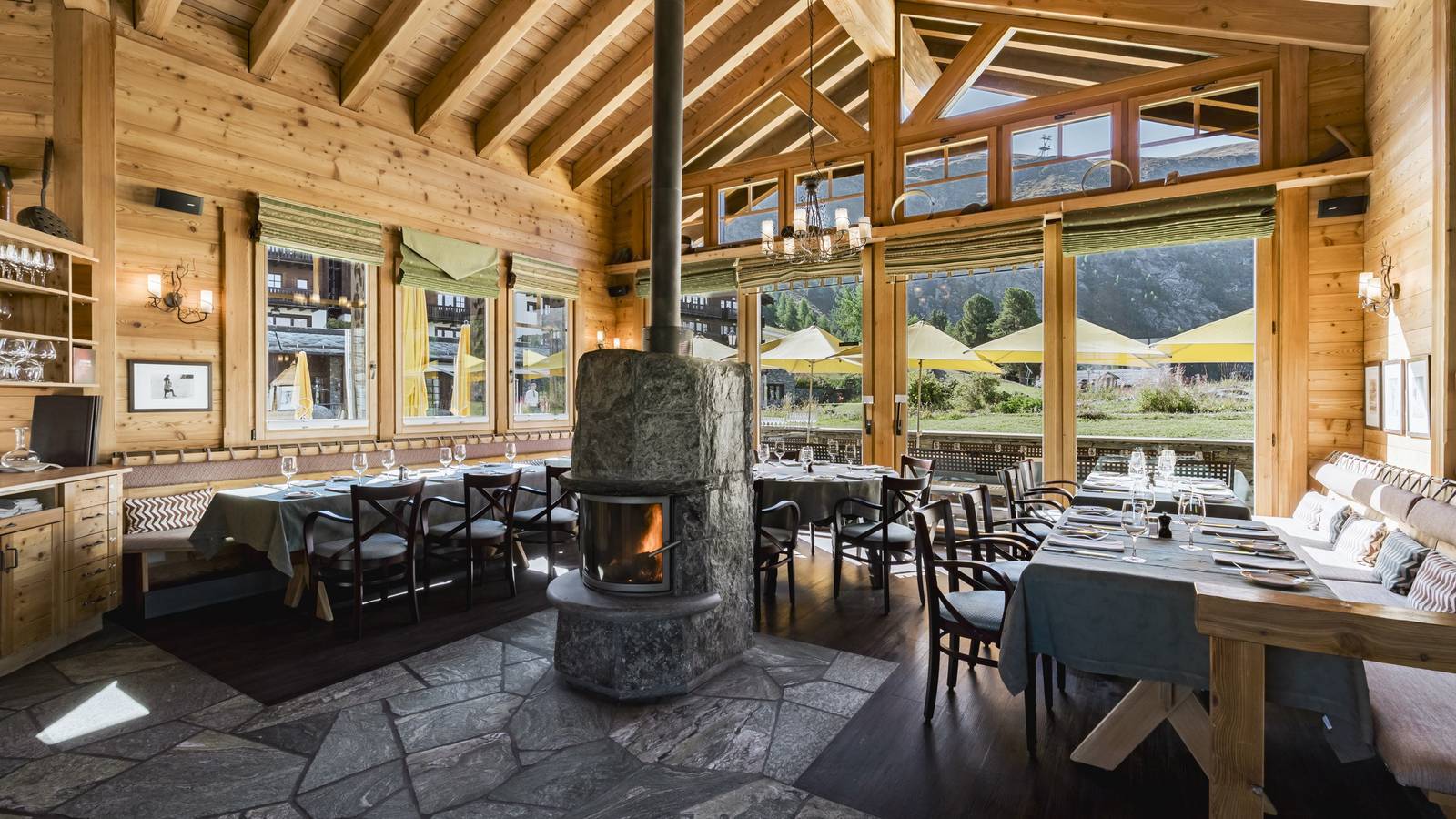 Riffelalp Resort 2'222m Al Bosco 餐廳壁爐與用餐區