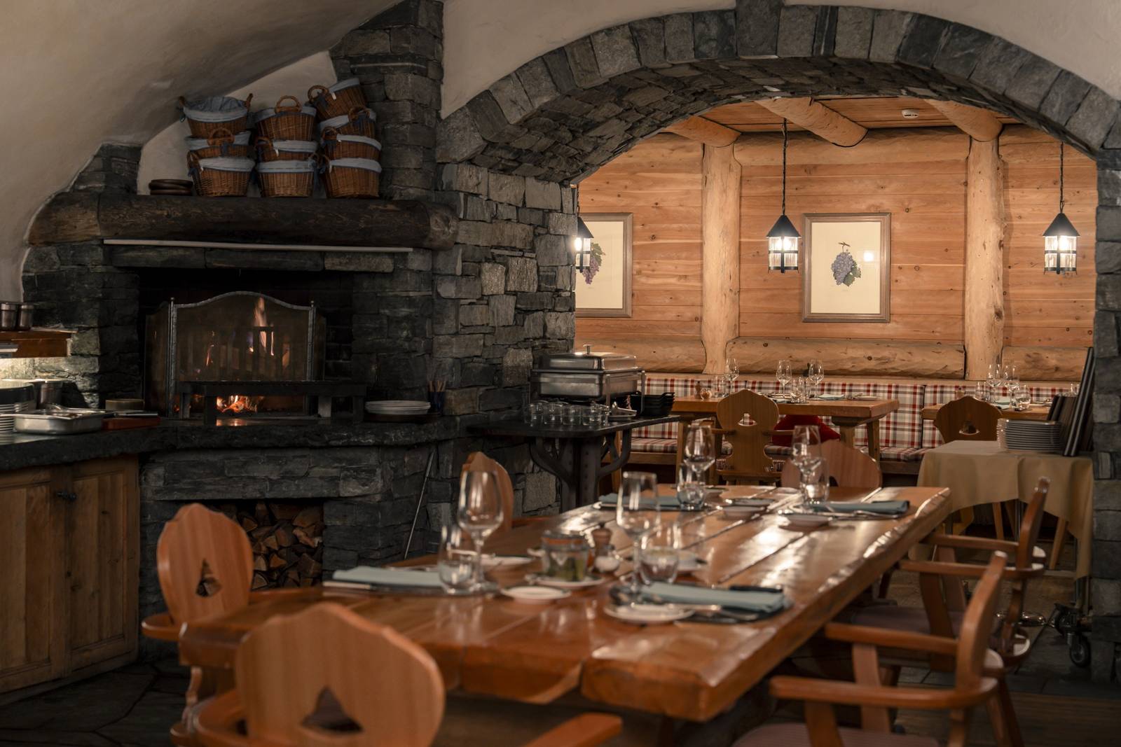 Riffelalp Resort 2'222m Walliserkeller 石砌壁爐餐室