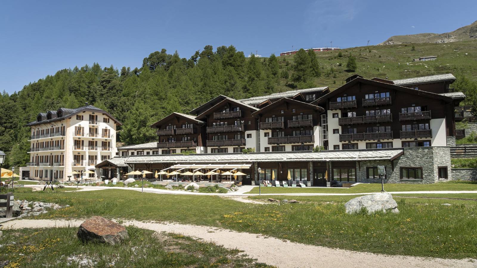 策馬特 Riffelalp Resort 2'222m 夏季草原上的酒店建築