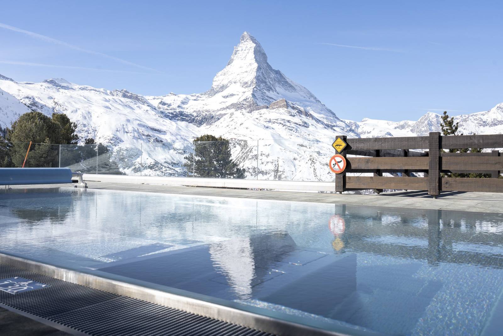Riffelalp Resort 2'222m 戶外溫水泳池與馬特洪峰雪景