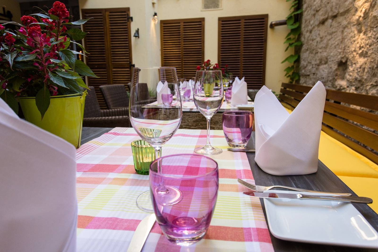 羅騰堡 Romantik Hotel Markusturm Storchenhof 庭院的戶外餐桌