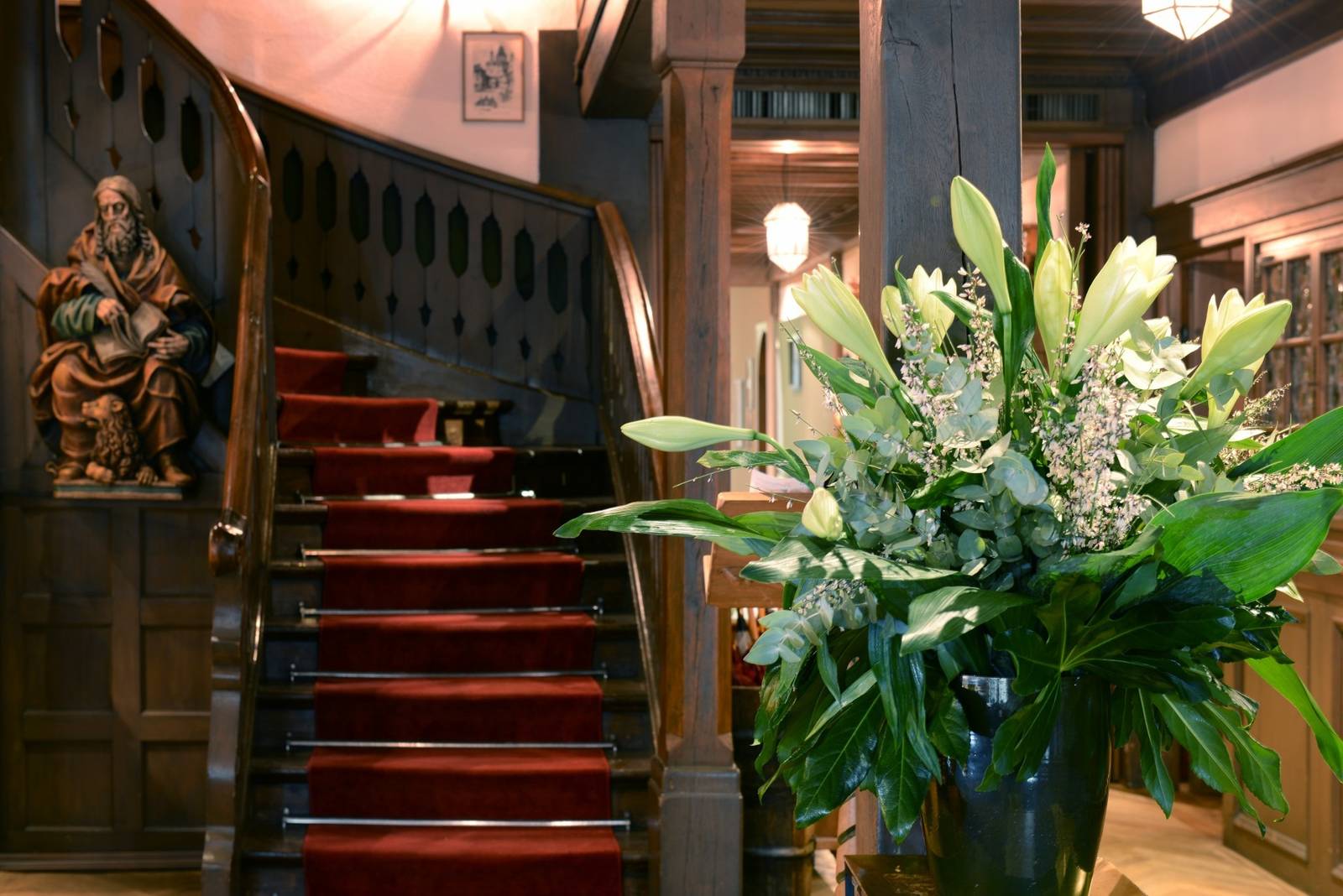 羅騰堡 Romantik Hotel Markusturm 大廳樓梯與木雕聖像