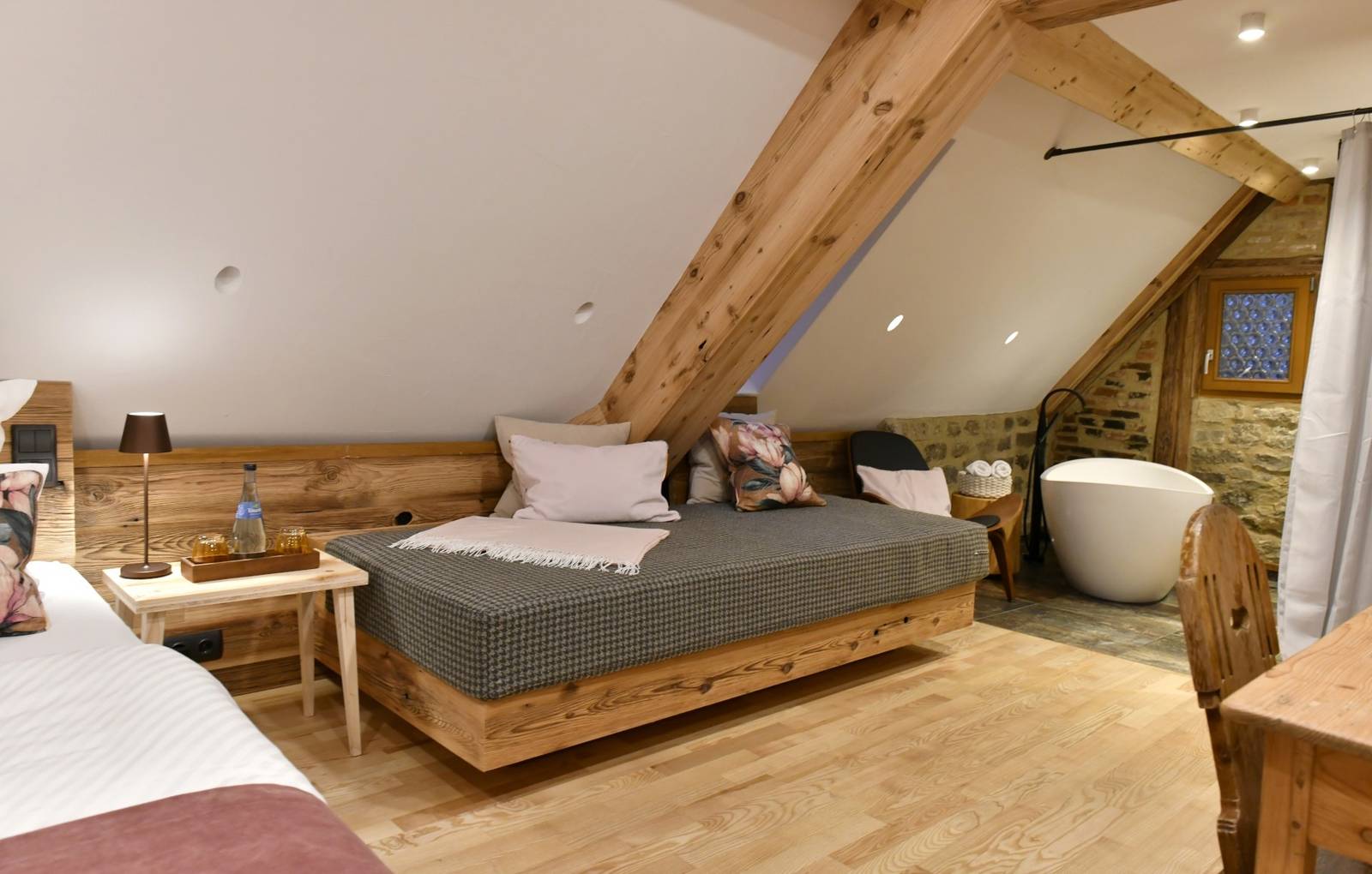 羅騰堡 Romantik Hotel Markusturm 閣樓客房裡的獨立浴缸與石牆