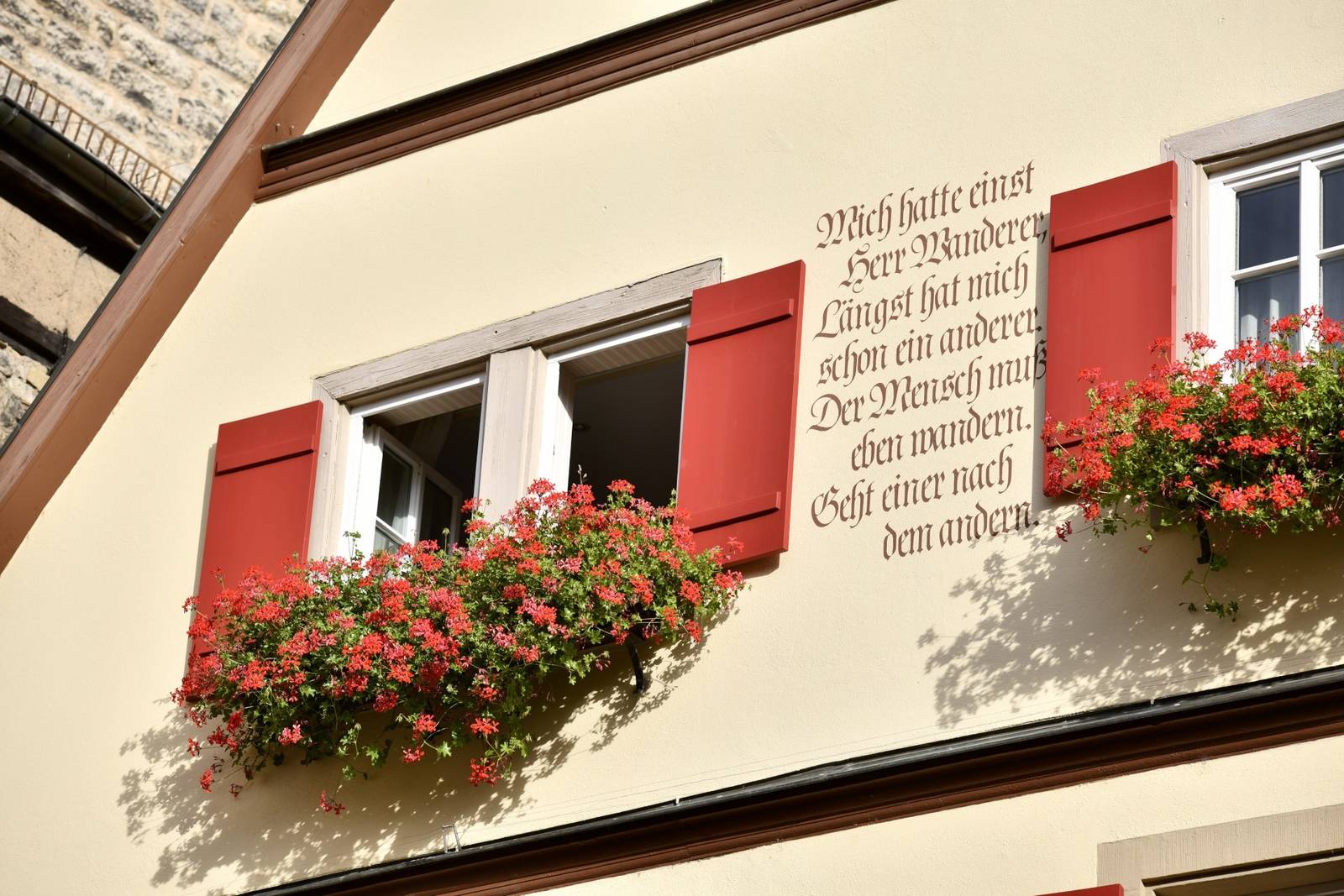 羅騰堡 Romantik Hotel Markusturm 紅色窗板、花箱與牆上題字