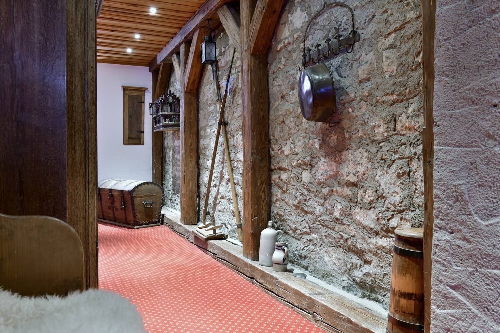羅騰堡 Romantik Hotel Markusturm 石牆與木柱的走廊