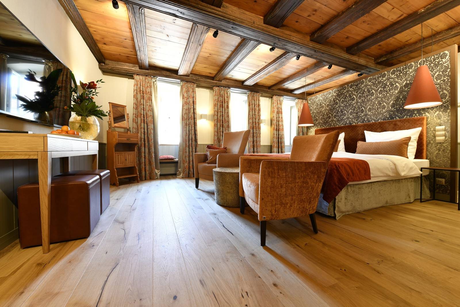 羅騰堡 Romantik Hotel Markusturm Deluxe 客房的木樑天花與起居角落