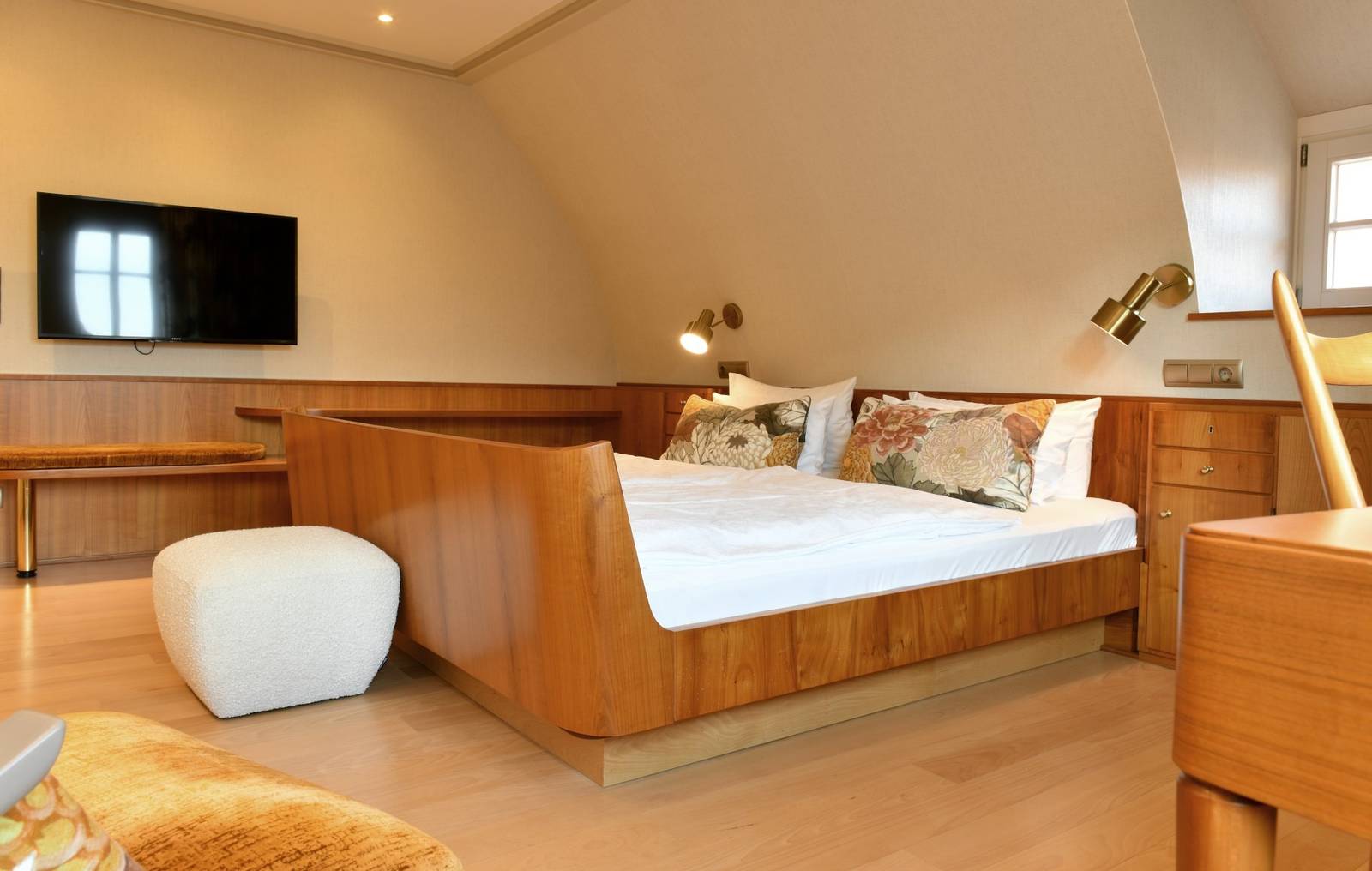 羅騰堡 Romantik Hotel Markusturm Superior 客房的木質床頭與床鋪
