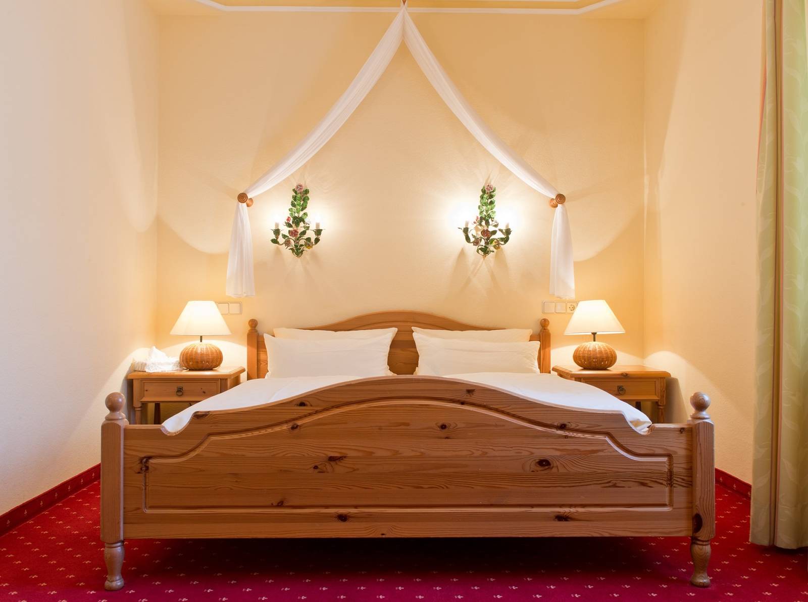 羅騰堡 Romantik Hotel Markusturm Classic 客房的木床與紅地毯