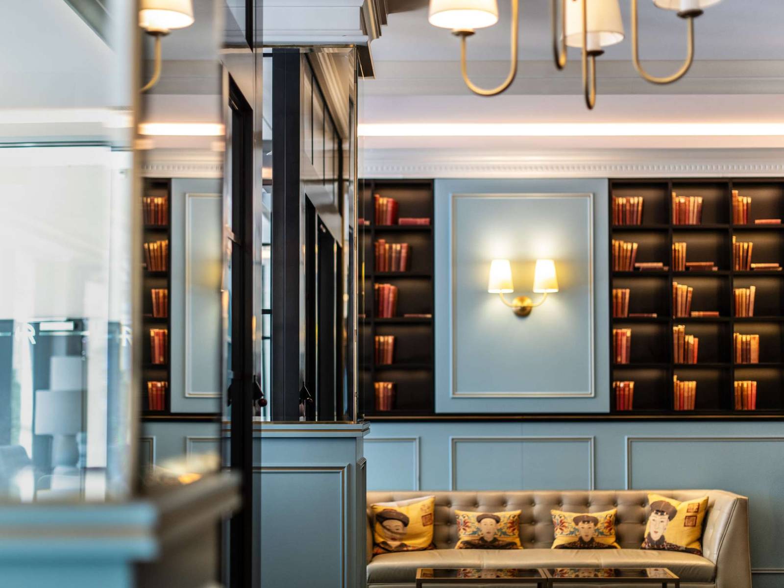 日內瓦 Rotary Hotel Geneva 書櫃旁的休憩角落