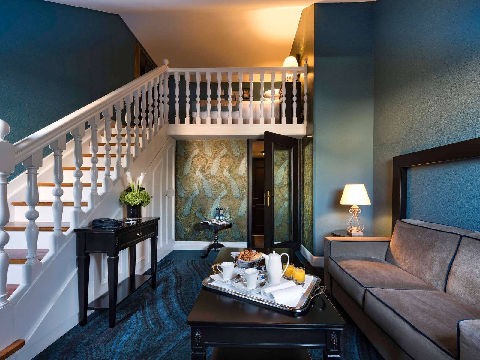 日內瓦 Rotary Hotel Geneva Duplex 樓中樓客房起居區與樓梯