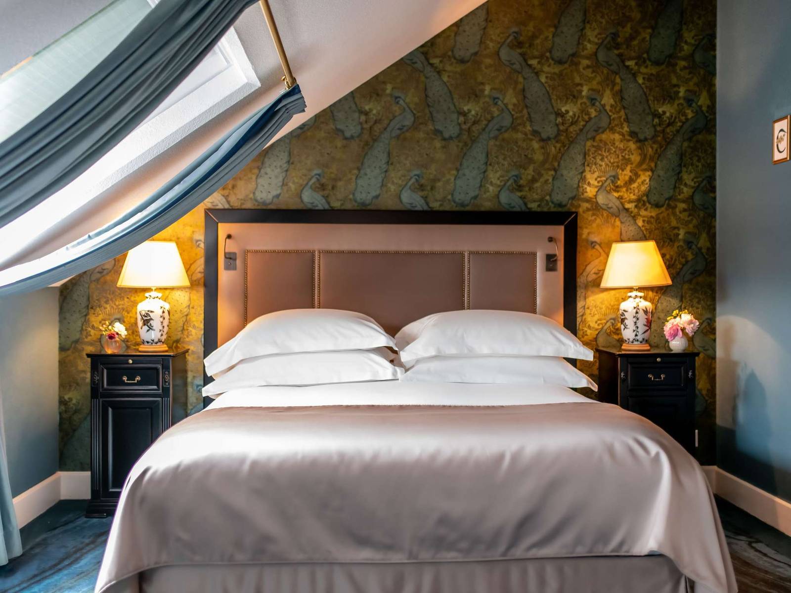 日內瓦 Rotary Hotel Geneva Duplex 客房斜頂下的臥室