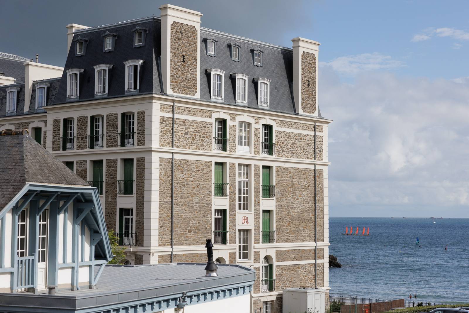 迪納爾 Royal Emeraude 面海的石造建築外觀