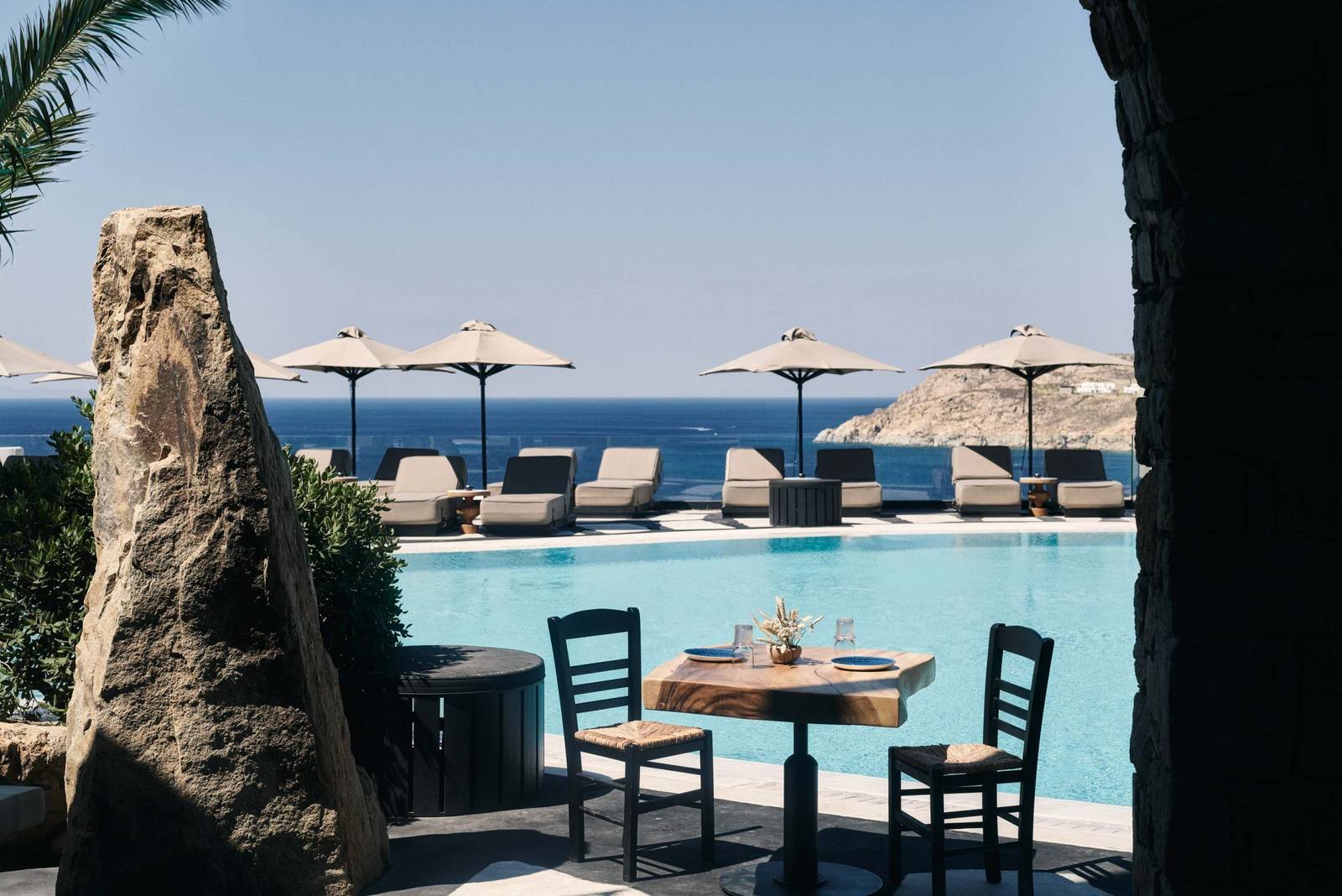 Royal Myconian Resort 泳池畔座位與海景