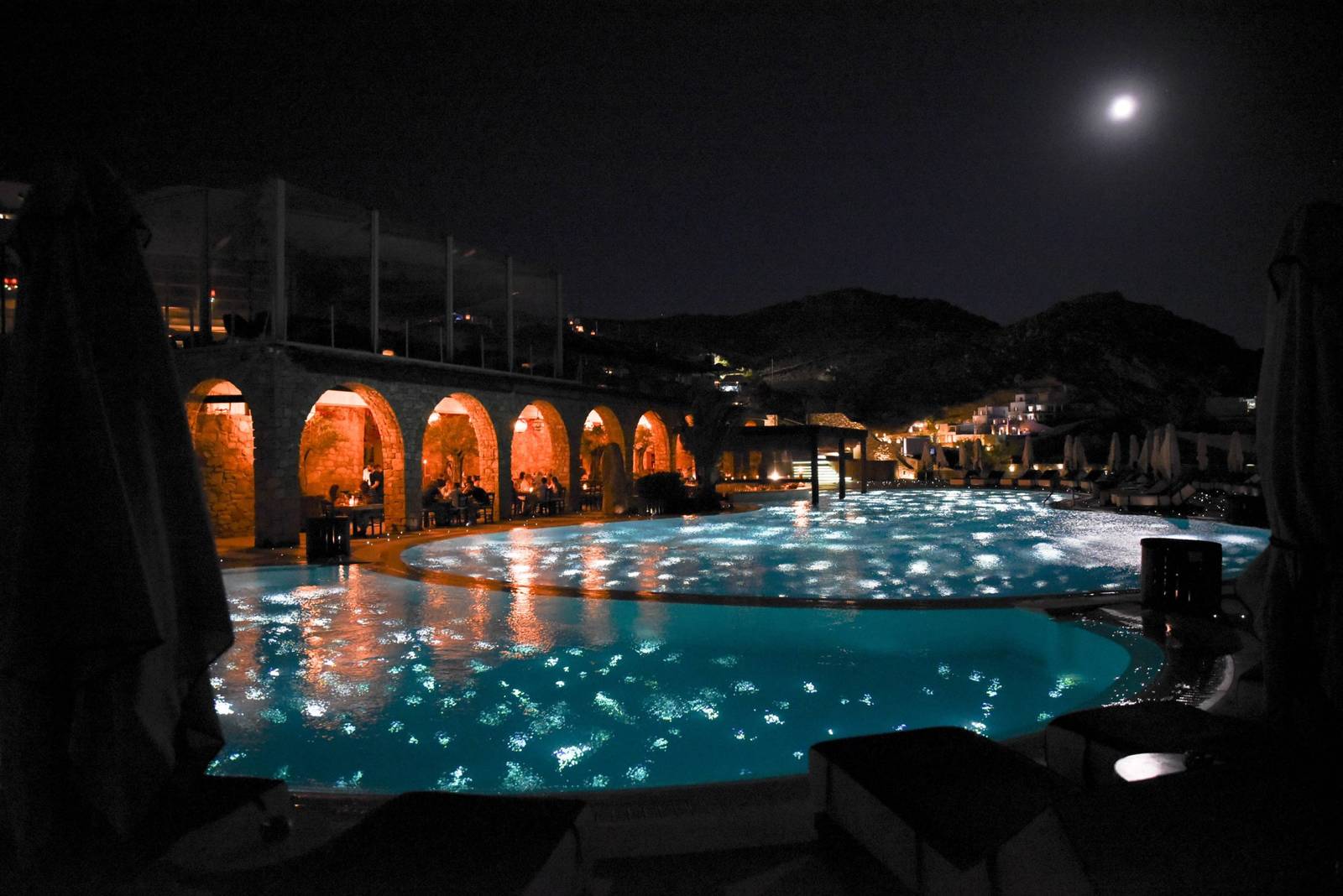 Royal Myconian Resort 夜晚的主泳池與拱廊