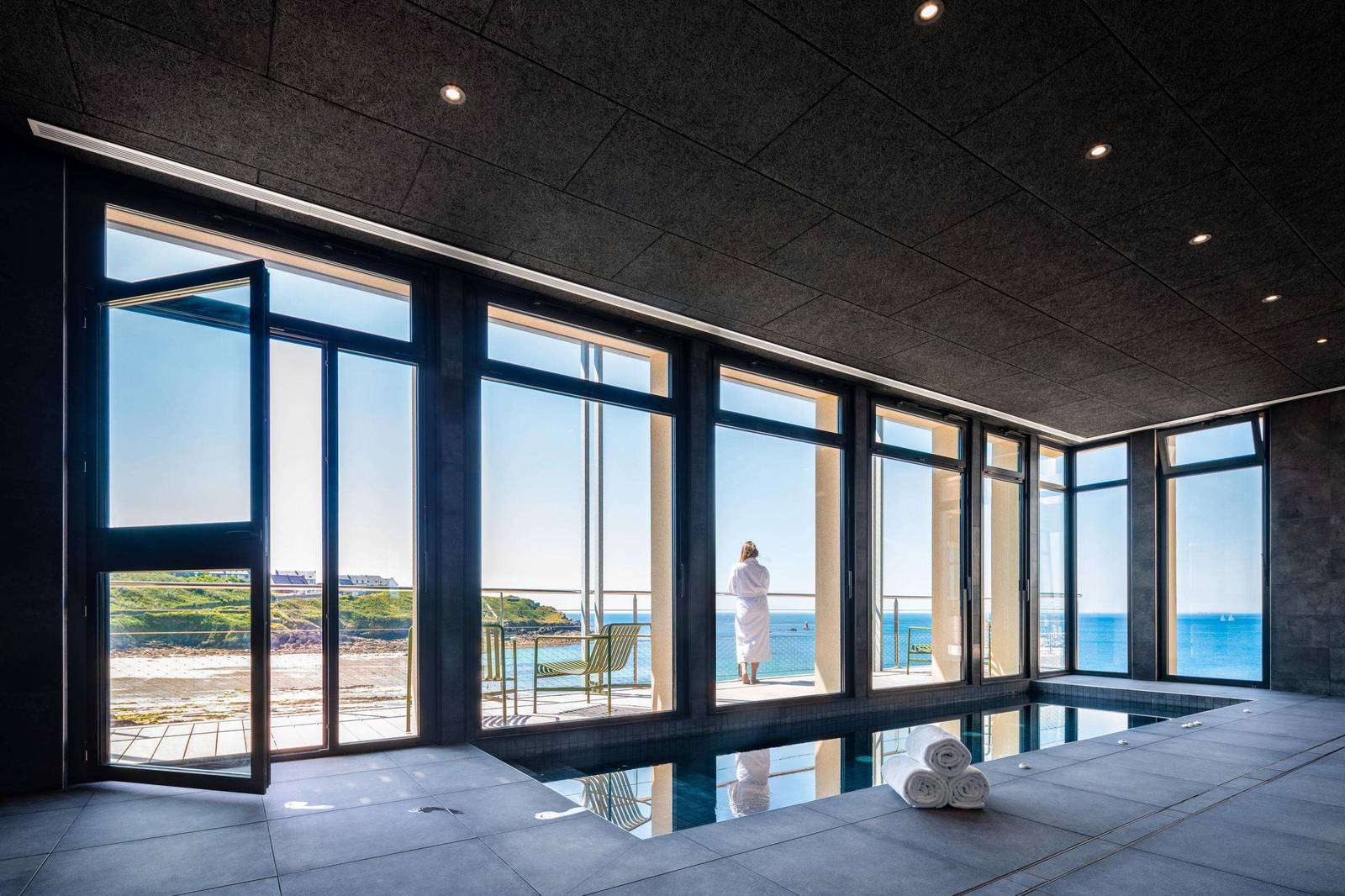 Sainte-Barbe Hotel & Spa 面海的 Spa 按摩池區