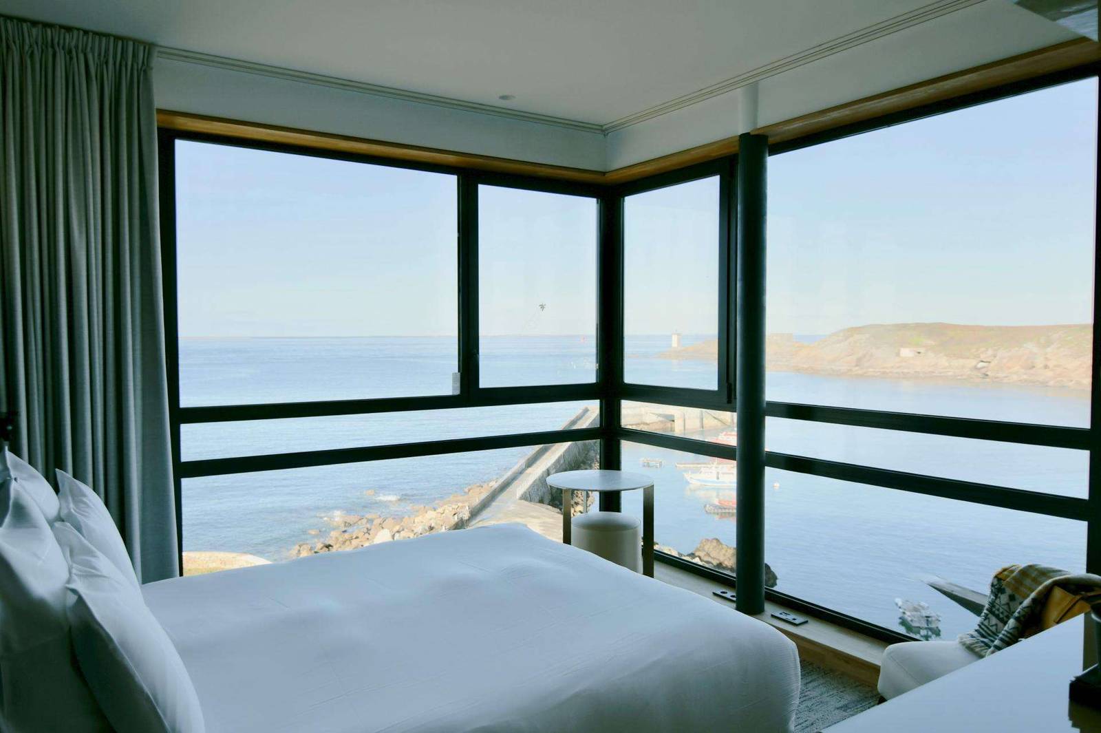 Sainte-Barbe Hotel & Spa 轉角海景客房的整面玻璃窗